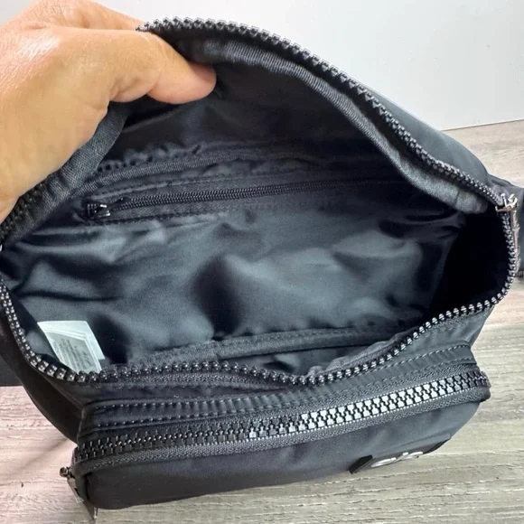 ❤️❤️❤️❤️BNWT ALO Yoga Explorer Unisex Black Crossbody Bag $94🔥🔥 - Picture 8 of 11